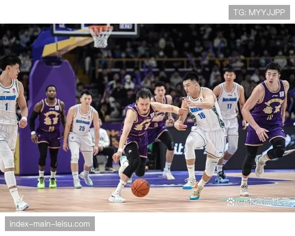 力量队上半场与野马队不分伯仲，下半场防守被对手打穿